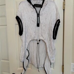 Link Crinkled White Top with Black Trim